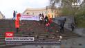На Потьомкінських сходах в Одесі з'явилися черевики постраждалих від домашнього насильства жінок і дітей