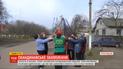 Пів сотні жінок у селі на Чернігівщині захопилися скандинавською ходьбою