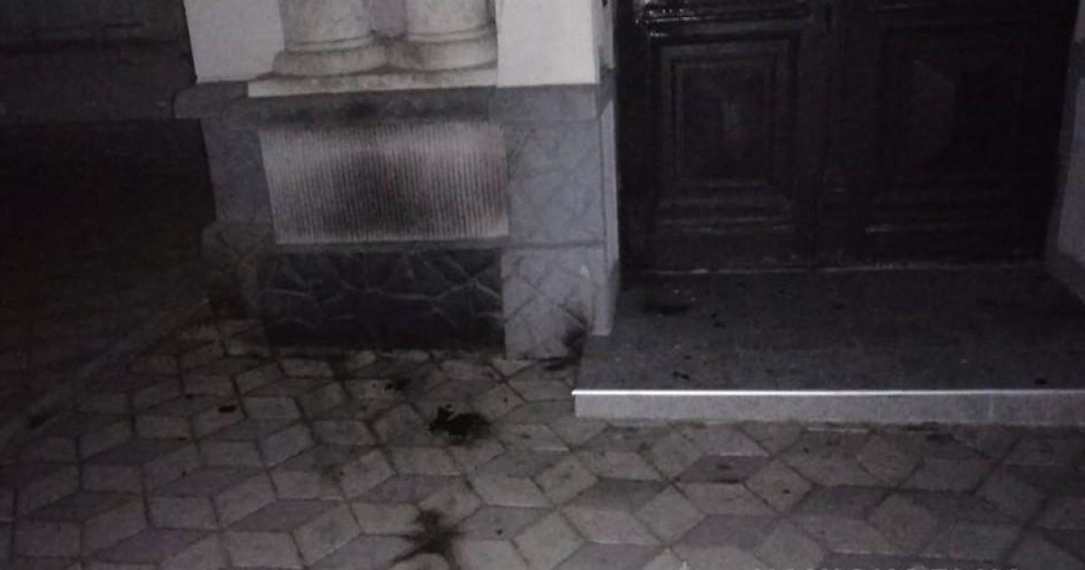 В Херсоне в ночь после Пасхи неизвестный бросил "коктейль Молотова" в здание религиозной общины
