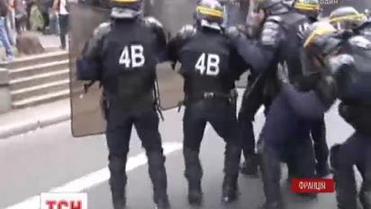 У Парижі сльозогінним газом розганяли тисячі людей, які вийшли проти трудової реформи