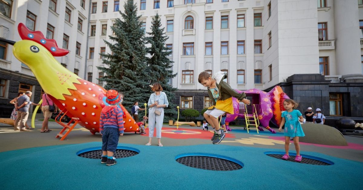 У Києві біля Офісу президента відкрили скандальний дитячий майданчик / © Офіс президента України