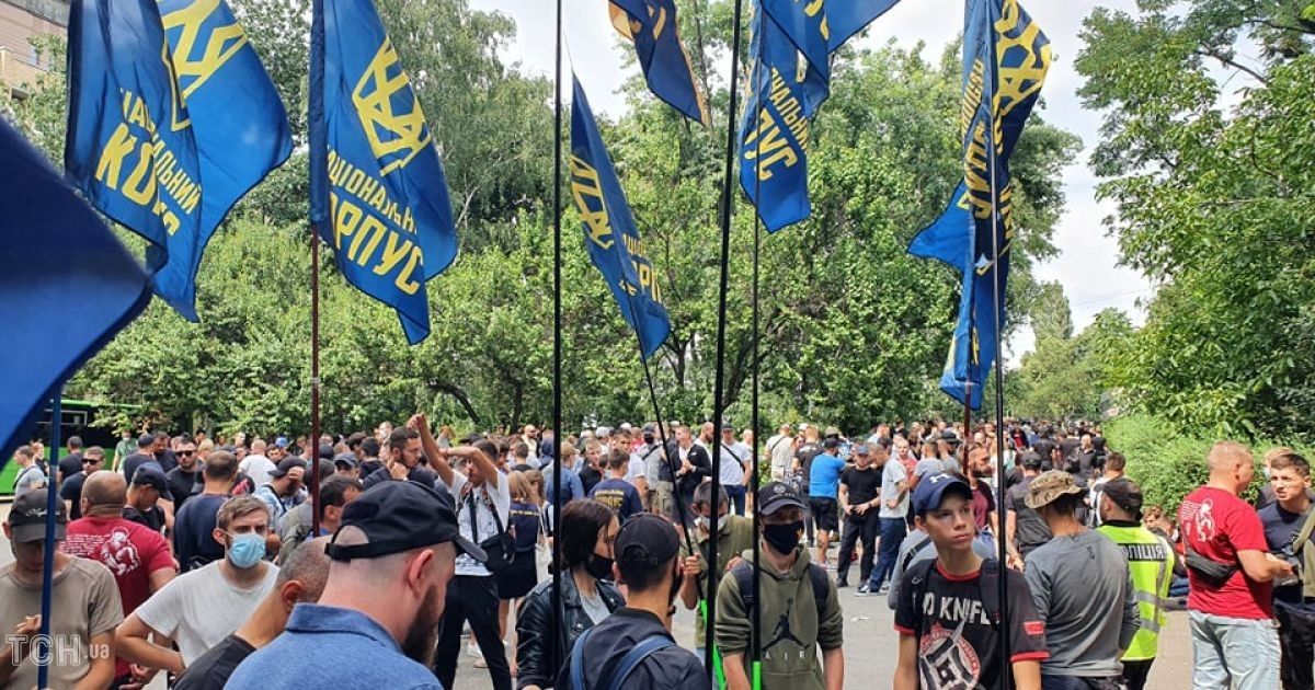 Тысячи представителей Нацкорпуса собрались под судом в Киеве с требованием освободить задержанных собратьев