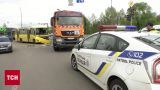 В Киеве мусоровоз проигнорировал красный сигнал - и протаранил две маршрутки!