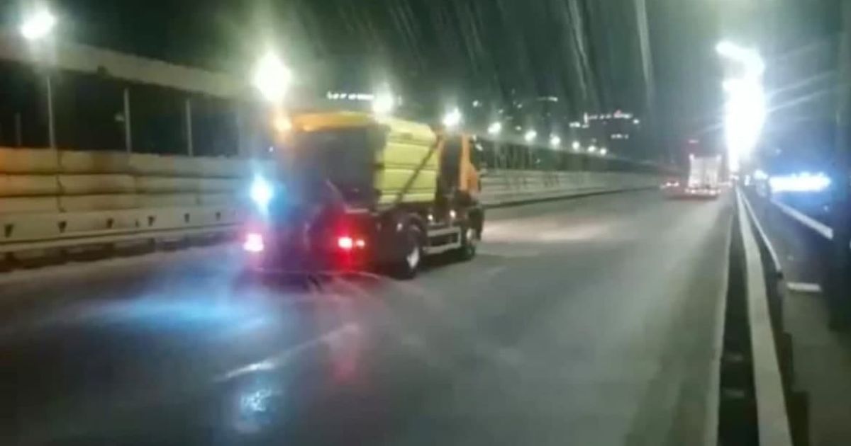 -3°С в воздухе и до -5°С на поверхности: мосты Киева начали обрабатывать противогололедными средствами
