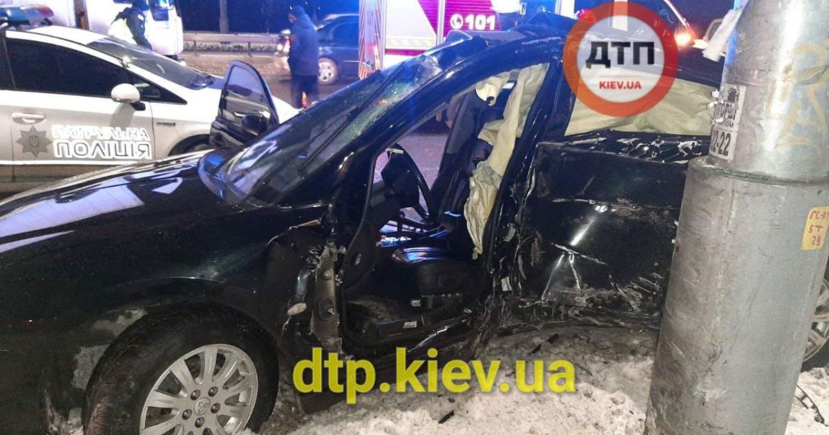 У Києві авто в'їхало у стовп: скаліченого водія діставали рятувальники