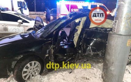 У Києві авто в'їхало у стовп: скаліченого водія діставали рятувальники