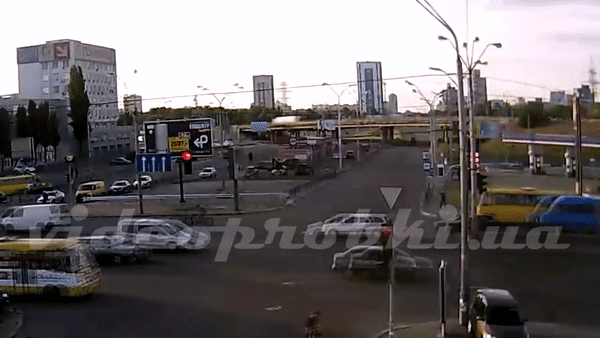 У Києві маршрутка на переході збила жінку, оприлюднено відео