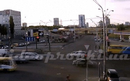 У Києві маршрутка на переході збила жінку, оприлюднено відео