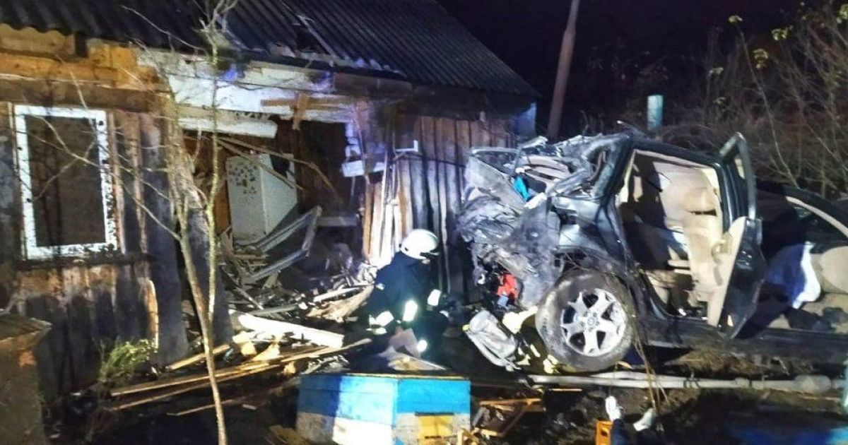 На Волині автівка влетіла у житловий будинок: водій загинув (фото)