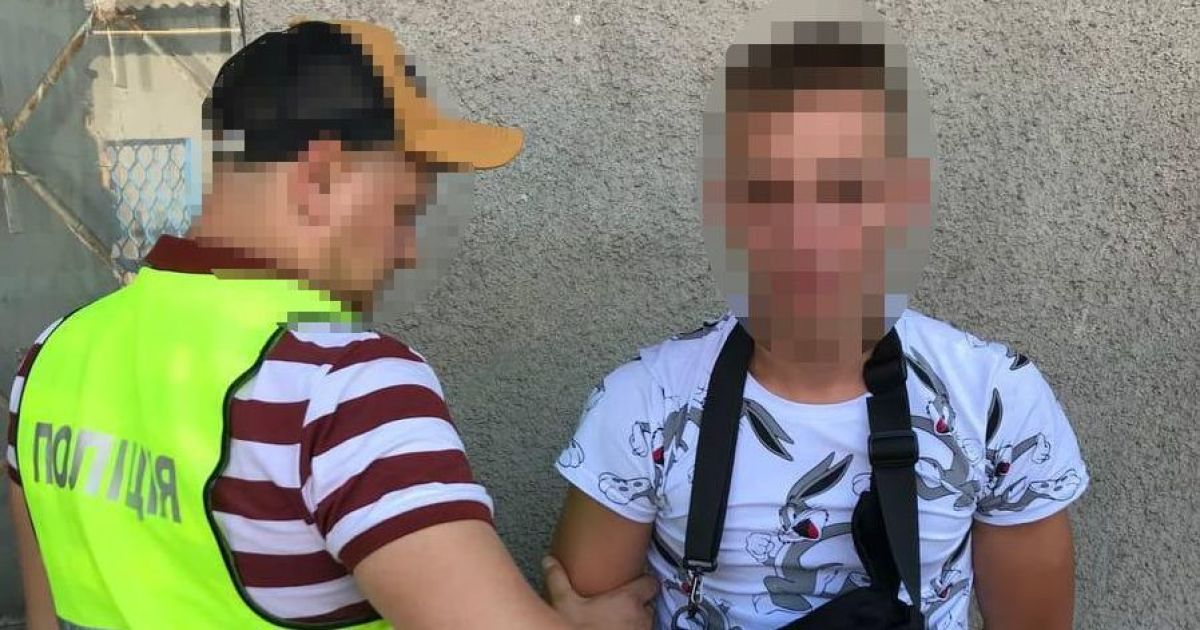 В Киеве валютные мошенники обманули мужчину на $46 тысяч и наехали на полицейского во время побега