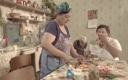 alyona alyona выпустила 10-минутный клип о мамином супе и папином борще