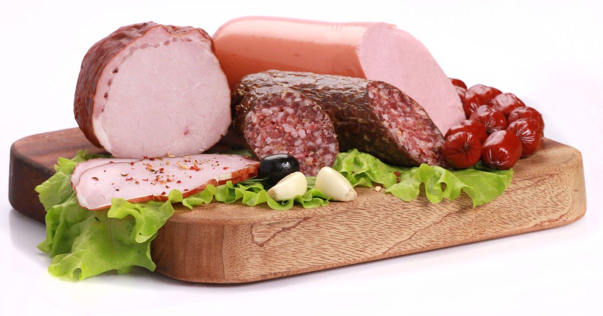 Як правильно зберігати ковбасу в холодильнику