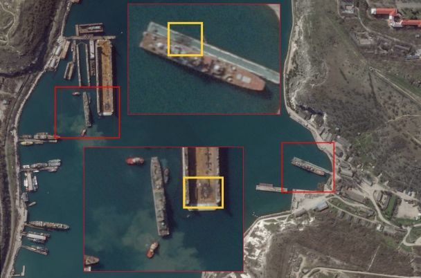 Спутниковый снимок после атак по большим десантным кораблям РФ "Ямал" и "Азов" в оккупированном Севастополе/Источник: OSINT-аналитик Тайлер Роговей