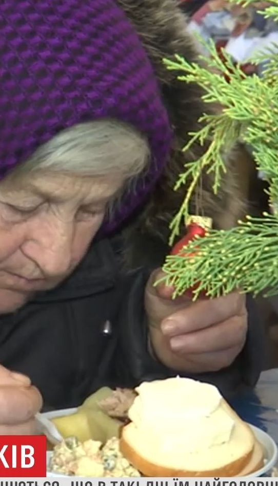 Атмосфера сімейного затишку: у Житомирі для безхатченків влаштували святковий обід із колядкам