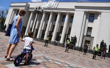 В Україні змінили правила соцвиплат матерям-одиначкам: кого залишили без допомоги і скільки тепер платять