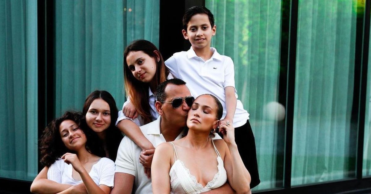 Разочарованная Дженнифер Лопес не уверена, стоит ли ей выходить замуж за Алекса Родригеса