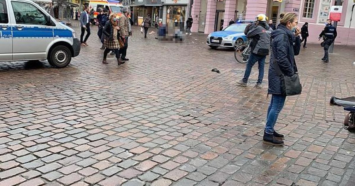 В Германии внедорожник на полном ходу давил людей в пешеходной зоне