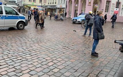 У Німеччині позашляховик на повному ходу чавив людей у пішохідній зоні