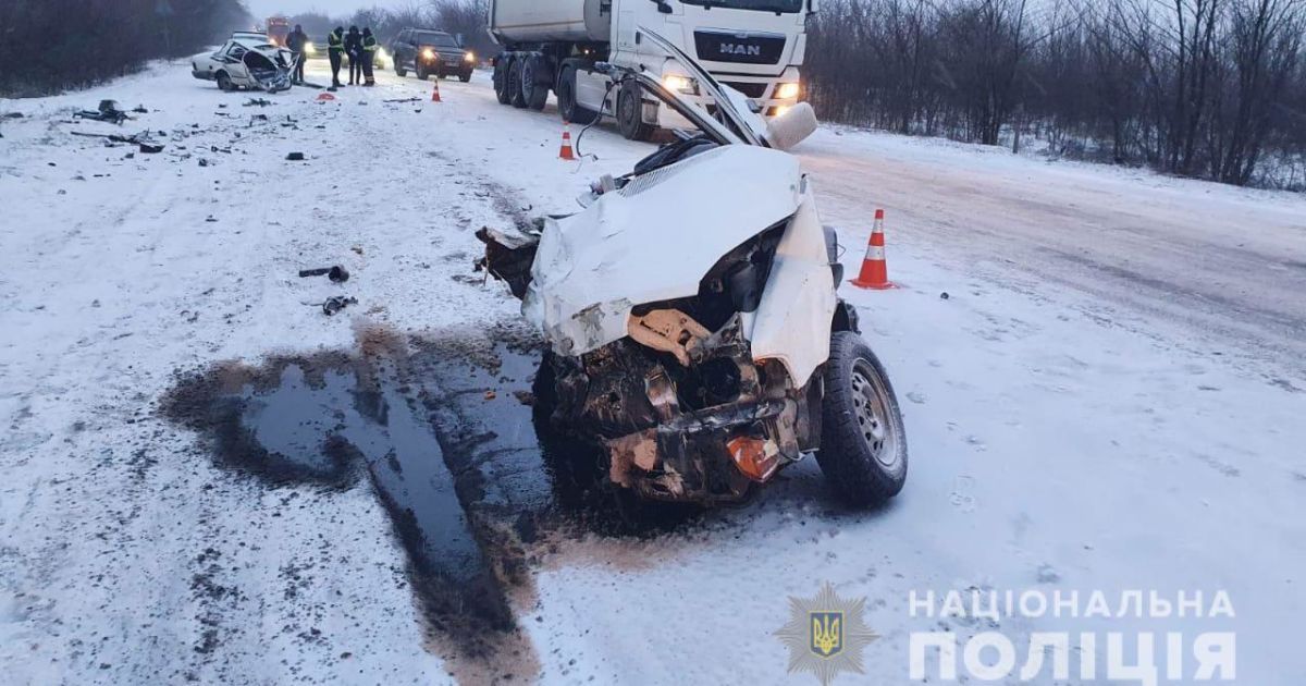Ужасное ДТП в Николаевской области: легковушку разорвало от удара, водитель умер (фото)