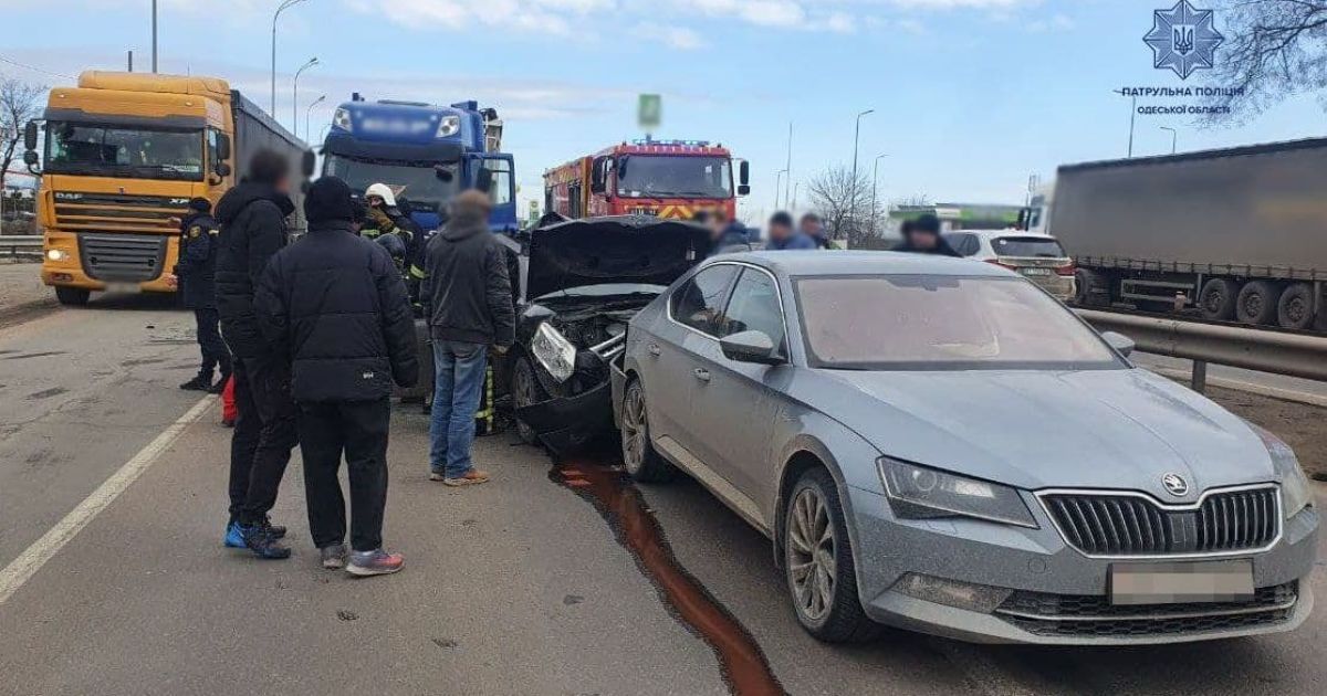 Потрійна ДТП в Одесі: людей з понівеченої машини рятували перехожі