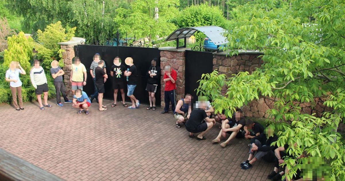 На Житомирщині викрили мережу "реабілітаційних центрів" із сотнею людей, яких шпигали заспокійливими