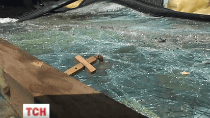 У Києві позашляховик на великій швидкості влетів у кіоск ломбарду