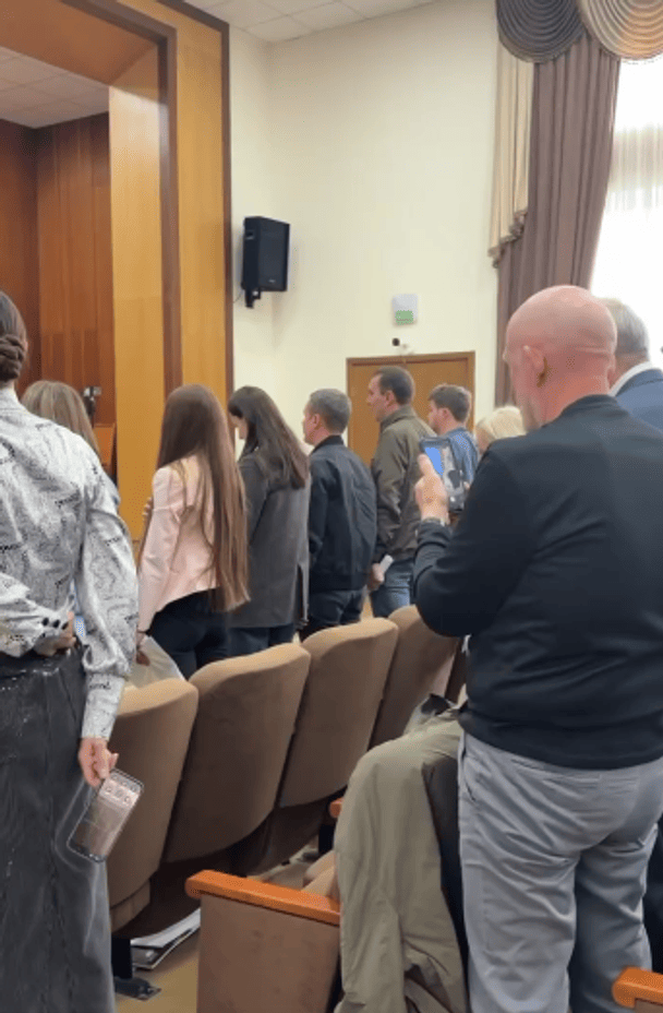 На Київщині депутат фотографував сідниці колег під час гімну