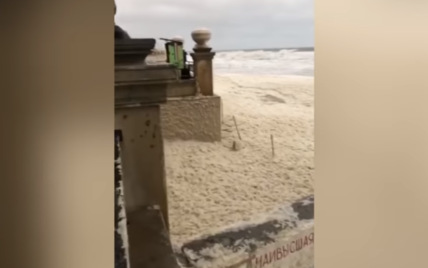 В Одессе из-за шторма волны уничтожили пляж