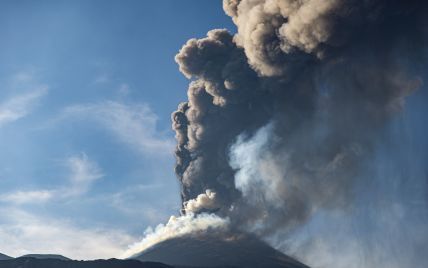 На Сицилии снова свирепствует Этна: столб пепельного дыма достиг шестикилометровой высоты
