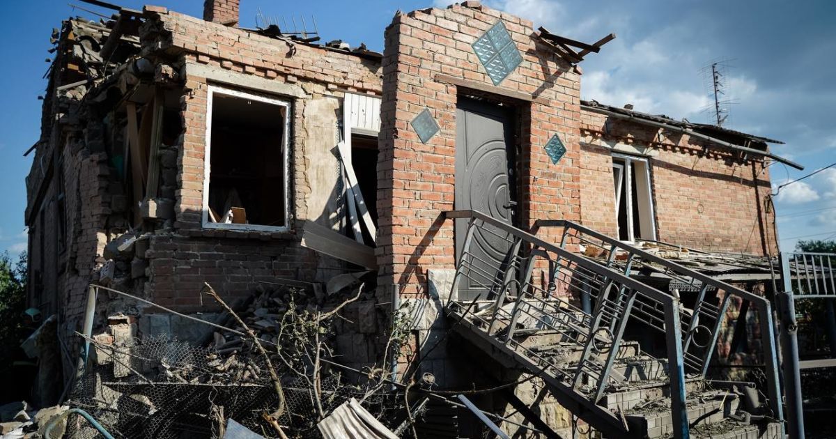 Россияне ударили по частному дому в Полтавской области. Фото: Филипп Пронин.