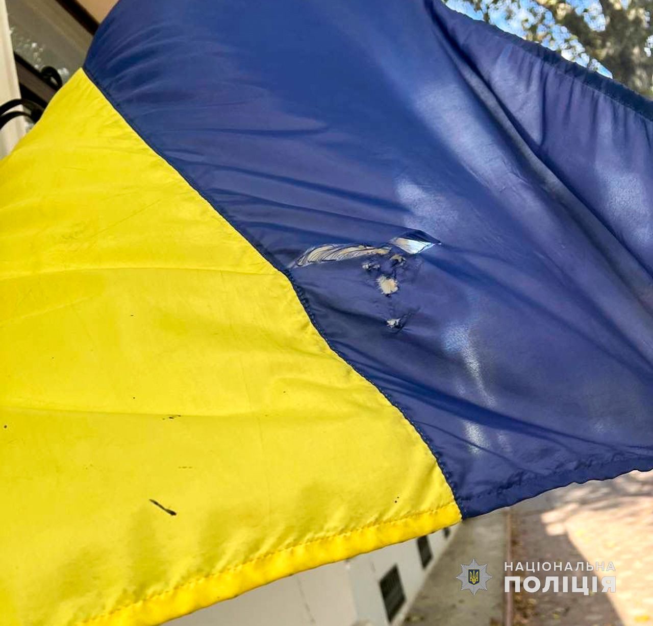 В Одесі хлопець розірвав прапор України / © 