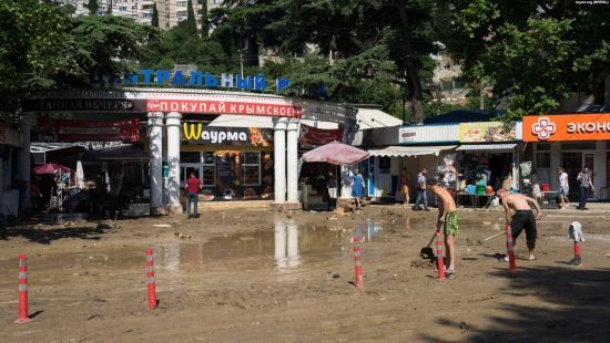 Потоп в Криму: в анексованій Ялті одного зі зниклих безвісти знайшли живим