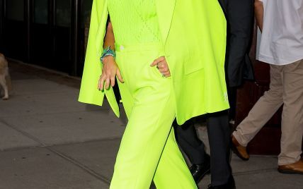В ярком костюме от Versace: Блейк Лайвли сходила на вечеринку