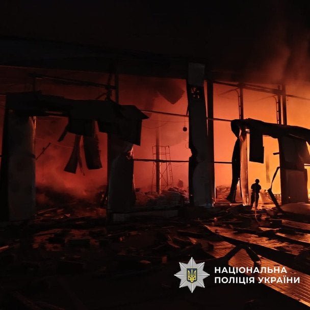 Армія РФ атакувала безпілотниками підприємство у Чугуєві 28 жовтня. / © Національна поліція України