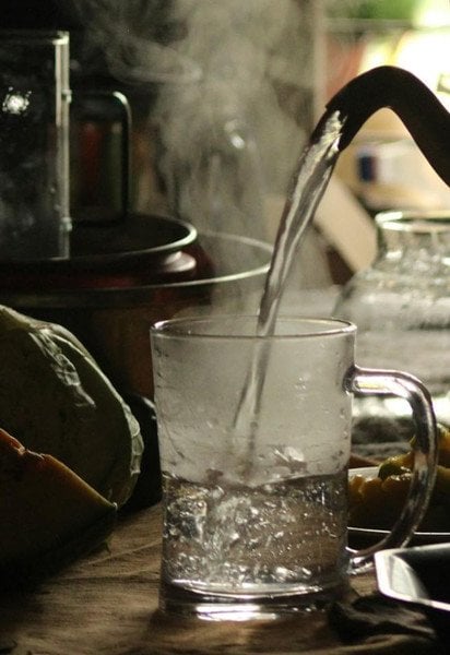 Чи допомагає гаряча вода схуднути