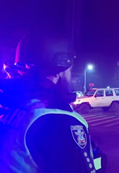 У Миколаєві стався вибух на заправці: постраждали правоохоронці, які припаркували там авто