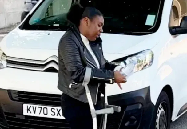 Мікаелі Коупленд на милицях / © News Shopper/SWNS