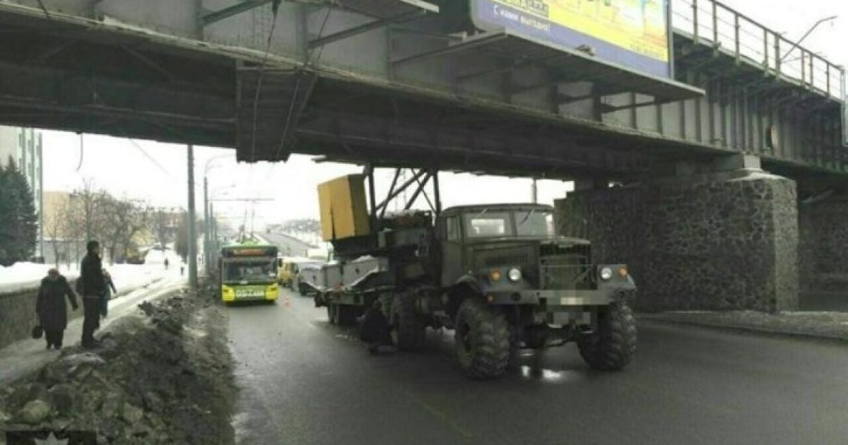 В Харькове произошло необычное ДТП: КрАЗ застрял под железнодорожным мостом
