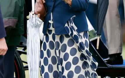 В синем жакете и платье в горох: 70-летняя герцогиня Камилла вышла в свет в любимом наряде