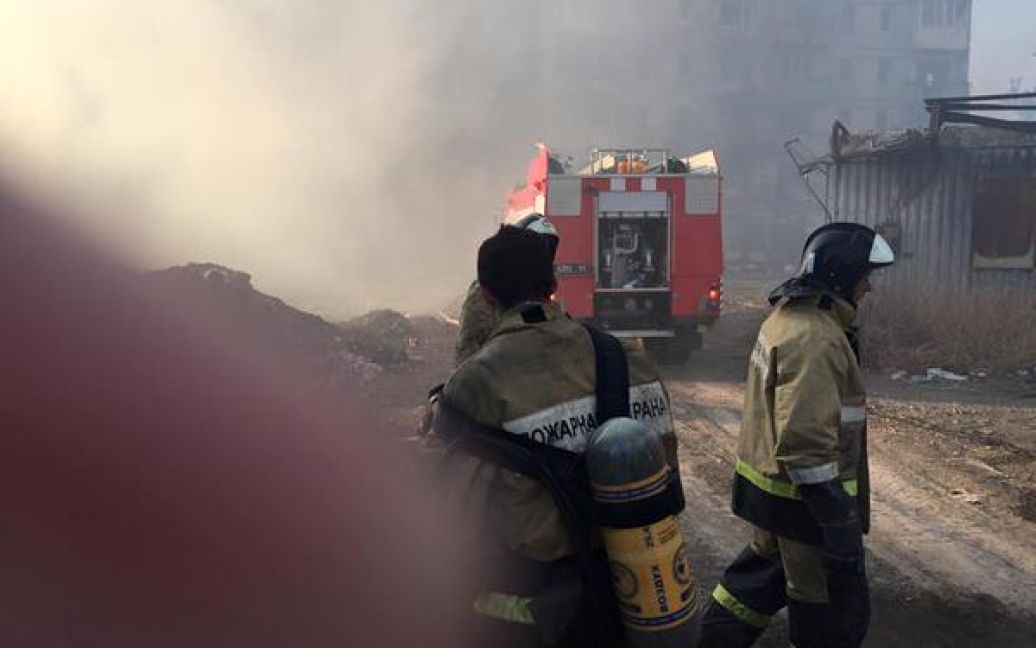 После взрыва в многоэтажке возник пожар. / © twitter/roman_primorye