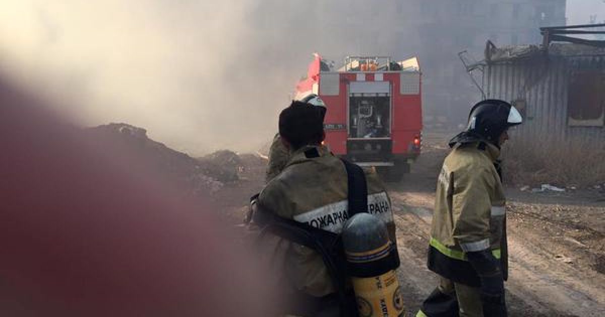 После взрыва в многоэтажке возник пожар.