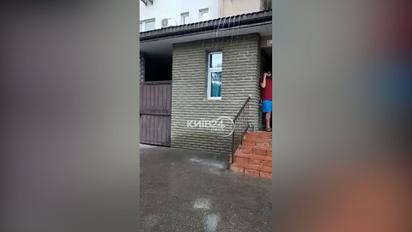 В киевской многоэтажке затопило 10 этажей – вода стоит по колено