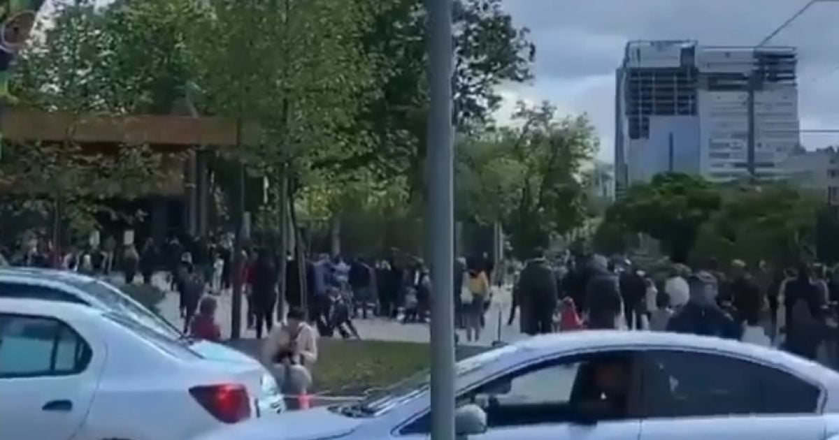В Киеве возле зоопарка аншлаг - очередь на вход заканчивается в подземном переходе