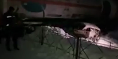 У Києві поїзд зніс ВАЗ і протягнув людину кілометр, чоловік загинув: відео