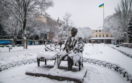 Массовые обесточивания, закрытые трассы и дистанционка в школах: Одесская область страдает от снегопада