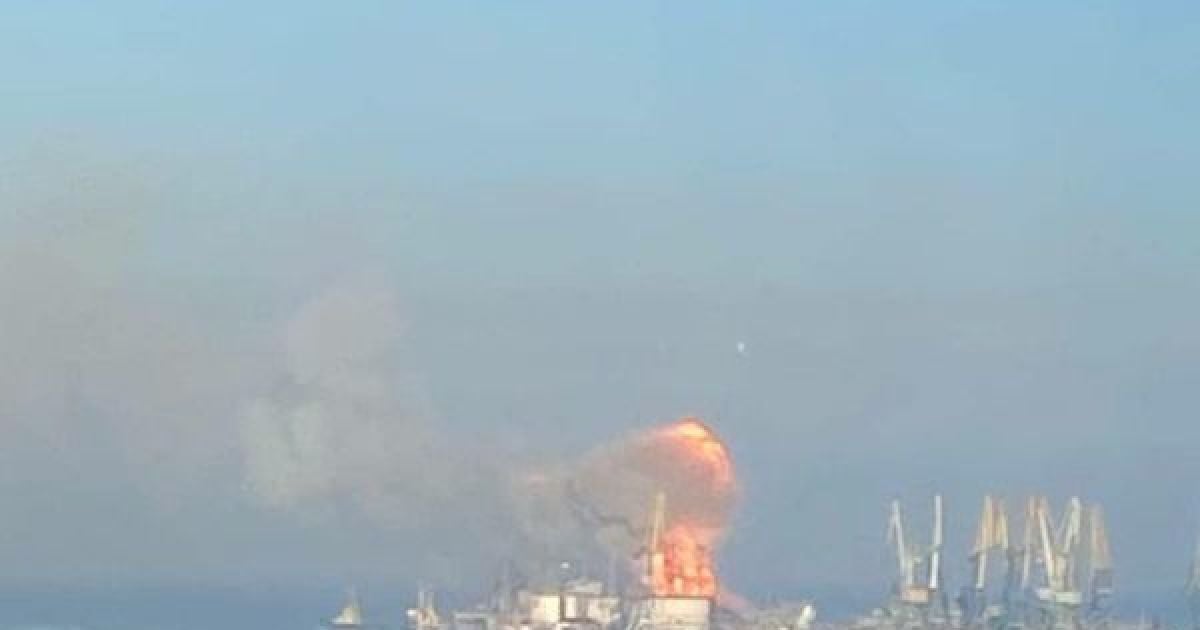 Ще три підгоріли і накивали п'ятами: у Бердянську захисники України підбили не лише десантний корабель "Орськ"