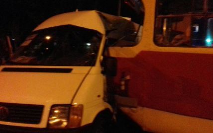 В Запорожье трамвай протаранил маршрутку - четырех человек с травмами забрали в больницу