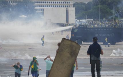 Кількість затриманих за участь у протестах у Бразилії перевищила 400 осіб: президент повертається до країни