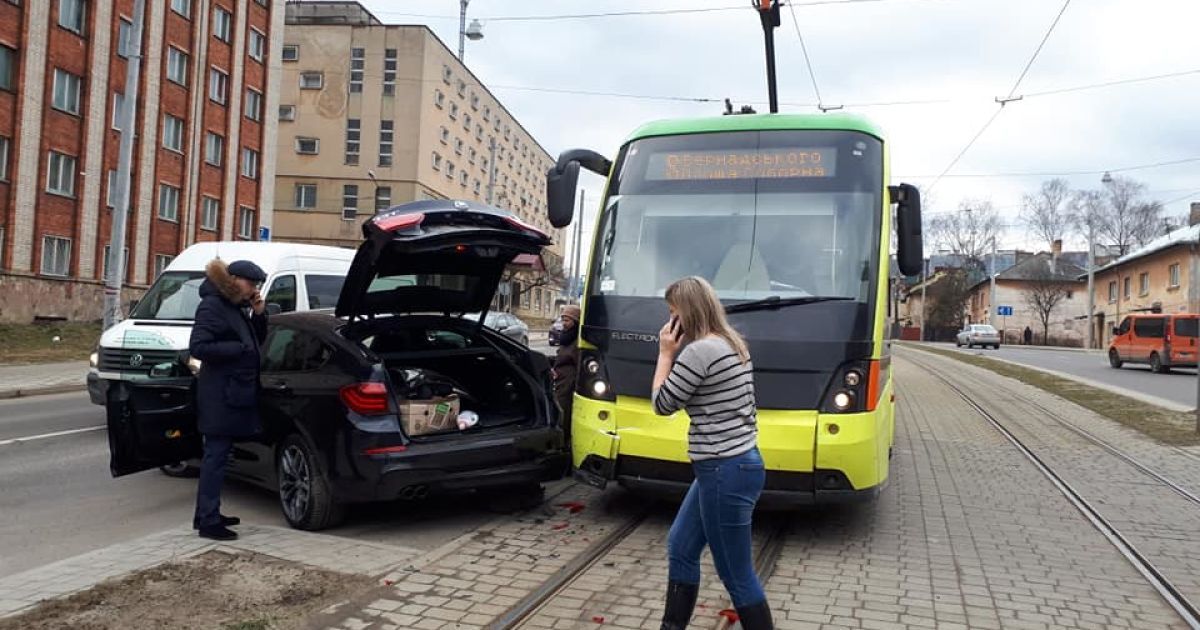 Во Львове столкнулись BMW на элитных номерах и трамвай