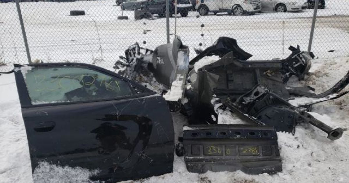 Лише частина деталей: на популярному американському аукціоні продають знищений Dodge Charger